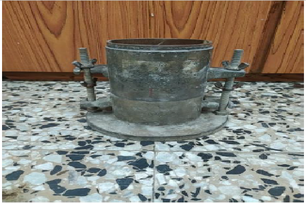 Esta guía resume el procedimiento para realizar el ensayo modificado de compactacióntambién llamado Proctor modificado, el cual sirve para determinar el porcentaje de compactación y la humedad óptima para que el suelo alcance dicha densidad y se obtenga el comportamiento requerido en términos de: resistencia al corte, compresibilidad y/o permeabilidad.