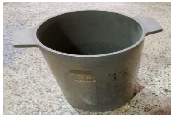 se realiza llenando material en un molde, en el que se tiene que pesar anterior mente, para el suelto se llena el molde, este material debe ser el retenido de un tamiz No.4., se enrasa y luego se pesa, este procedimiento se hace 3 veces, para el apisonado se hace el llenado del molde en 3 capas, en el que se golpea 25 veces al final de cada capa, se enrasa y luego se pesa, también se realiza 3 veces, una vez teniendo la masa del material y el volumen de los moldes se calcula la masa unitaria de cada uno.