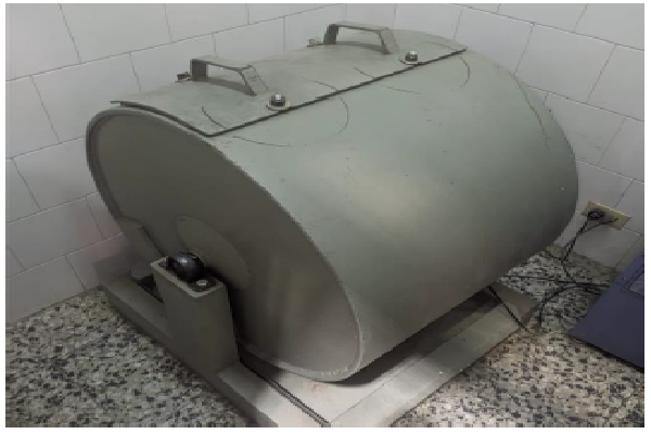 En esta guía de laboratorio establece el procedimiento del ensayo para determinar la resistencia al desgaste de los agregados gruesos, en donde se aplican cargas de abrasión, impacto y trituración en el tambor de la máquina de los ángeles, en donde se introducen unas esferas de acero, que son las que realizan el efecto de impacto en el ensayo, este ciclo se repite por un tiempo determinado, hasta que al final se mide el desgaste por perdida de porcentaje de masa.