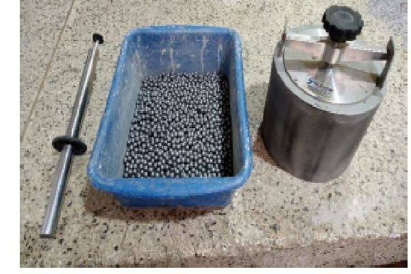Es la medida de la resistencia a la abrasión y durabilidad de los agregados, junto con un proceso de molienda con esferas de acero y agua. Se tiene una muestra con granulometría normalizada, se sumergen en agua por una hora, esta muestra se coloca en un recipiente de acero de dimensiones establecidas, con cierto contenido de agua y una carga abrasiva (esferas de acero de 9.5mm de diámetro), todo debe girar a 100rpm por dos horas o 15 minutos.